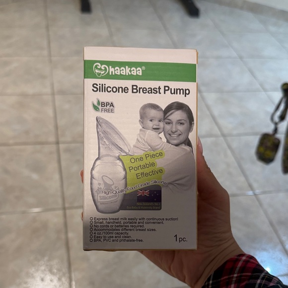 Haakaa Silicone Breast Pump - Picture 1 of 2